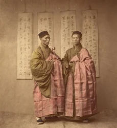 Két férfi rózsaszín köntösben. 1870 körül (albumnyomat)